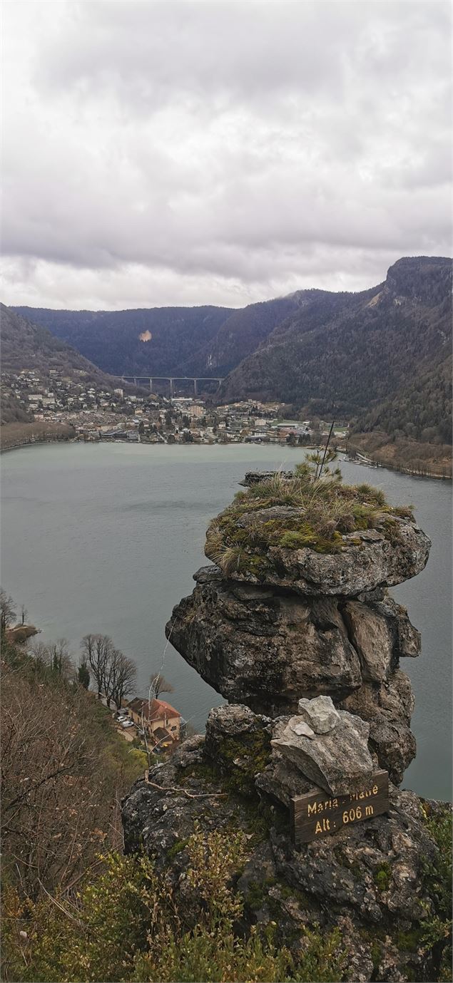 Le rocher de Maria Mâtre au dessus du lac de Nantua - Eric Chaxel