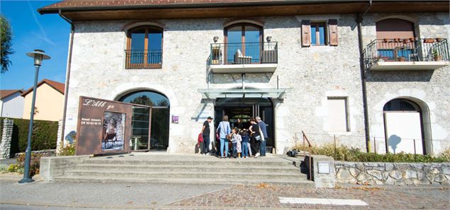 gros plan sur le perron de l'entrée de l'Abbaye avec un groupe de personnes se rendant à l'intérieur