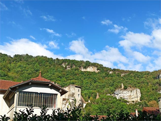 Arrivée sur St Sorlin et vur sur le rocher de la pouponne et sur de belles maisons - K.Tranchina