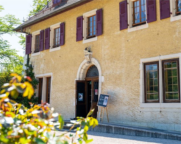 Entrée de la cahtaignière - Destination Léman - Camille Vuillequez