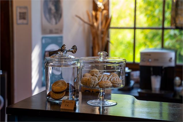 Biscuits et boissons au café enchanté - Destination Léman - Camille Vuillequez