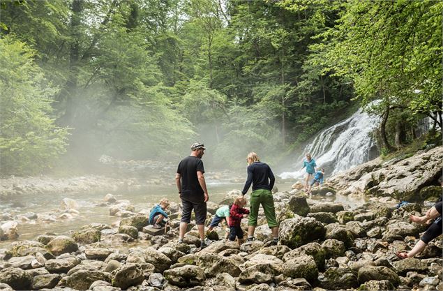 Promeneurs à la cascade - Didier Gourbin/Grand Chambéry