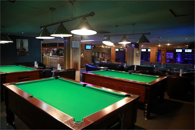 Tables de billards dans le bowling - Bowling Méribel