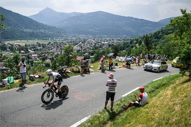 Coureur dans la côte des Soudans à Passy - A.S.O. / Charly Lopez