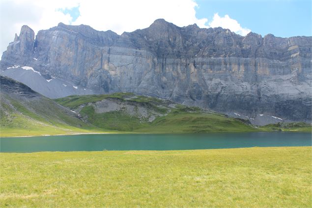 Vue sur les Rochers des Fiz au Lac d'Anterne - Photo sous licence Creative Commons https://creativec