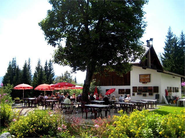 Vue sur le refuge et la terrasse - Refuge du Châtelet d'Ayères