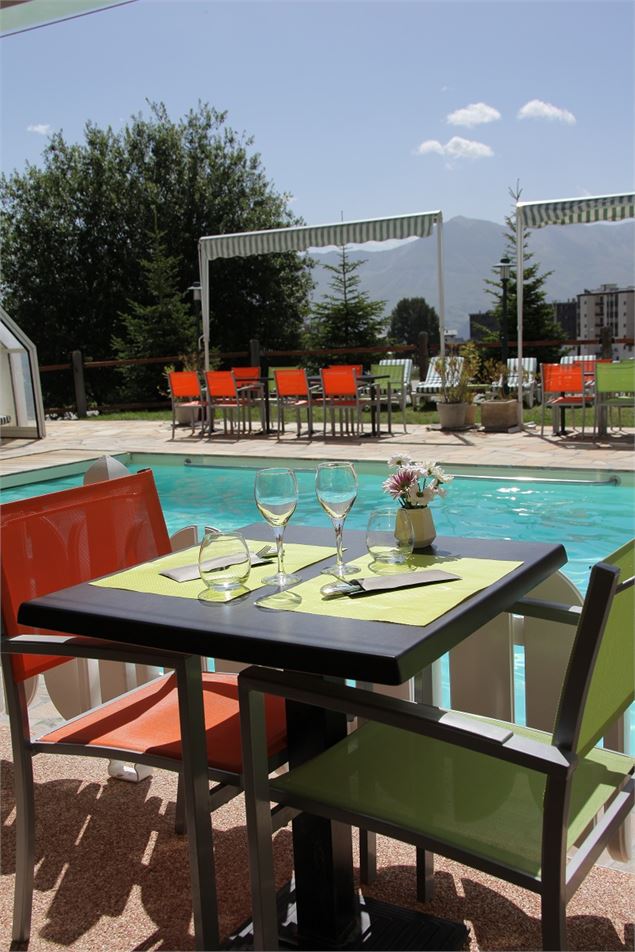 Restauration au bord de la piscine de l'Hôtel Les Soldanelles en été - Clic Clac Photos