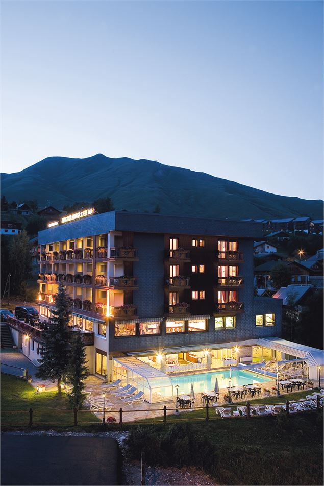 Piscine de l'Hôtel des Soldanelles été vue de nuit - Clic Clac Photos