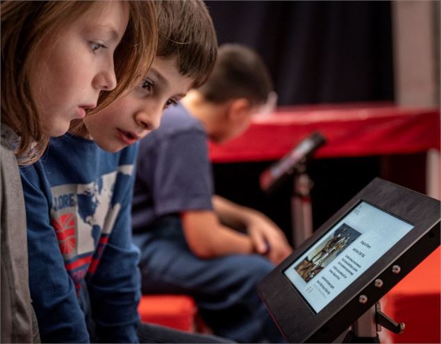 deux enfants regardant une tablette - Tilby Vattard