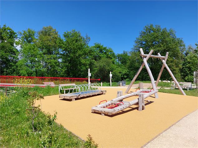 Jeux pour enfants à Ornex - S. Thomas/Office de Tourisme du Pays de Gex