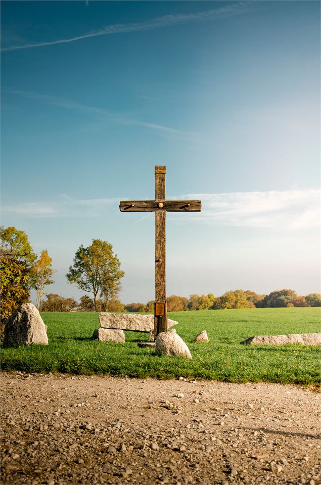 Croix et vestiges visibles sur le sentier des Graniteurs - Charly - OT Monts du Genevois - A. Modyle