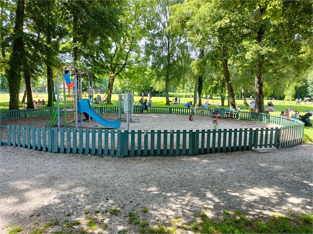 Jeux pour enfants à la plage de Saint-Jorioz - J. Cousin