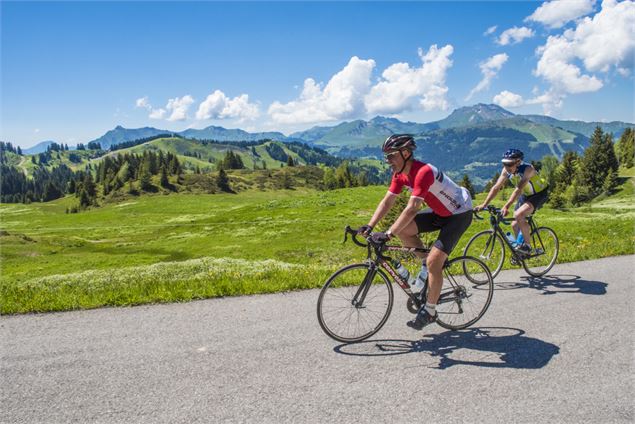 Cycliste col de Joux-Plane-© Dep74 - L. Guette - - © Savoie Mont Blanc - Anglade