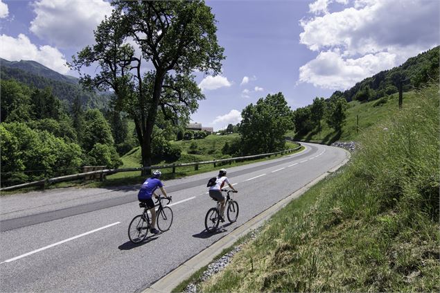 Cyclistes en direction du col du Marais entre Thônes et Serraval - ©SavoieMontBlanc-Bijasson