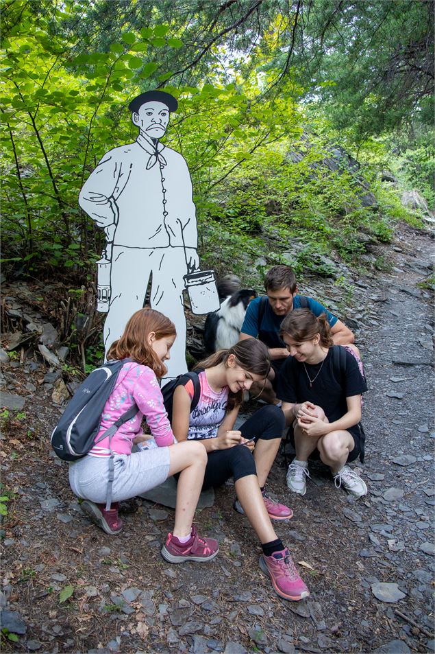 Réflexion au pied du panneau grandeur nature - OTI montagnicimes