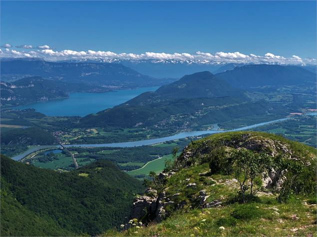 Vue sur le lac du Bourget et le Rhône depuis la roche de Chanduraz sur le Grand COlombier - Maxime B