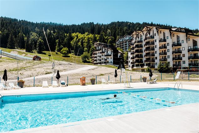 Piscine de la tania vue sur front de neige - Courchevel Tourisme