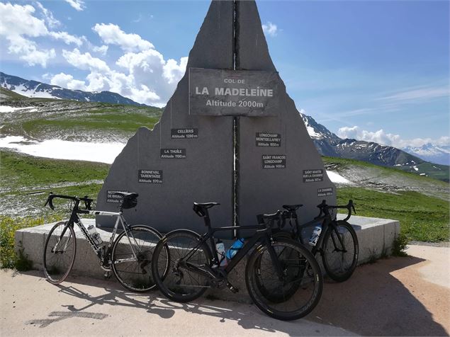 Au sommet du col de la Madeleine - © Savoie Mont Blanc - Anglade