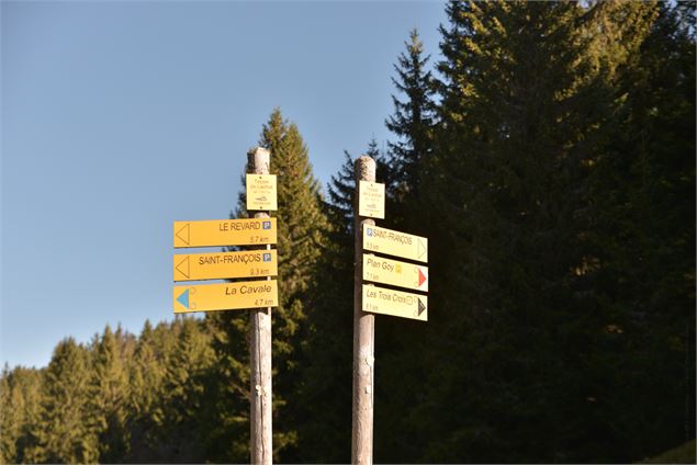 prendre à gauche - école de VTT La Féclaz - Massif des Bauges