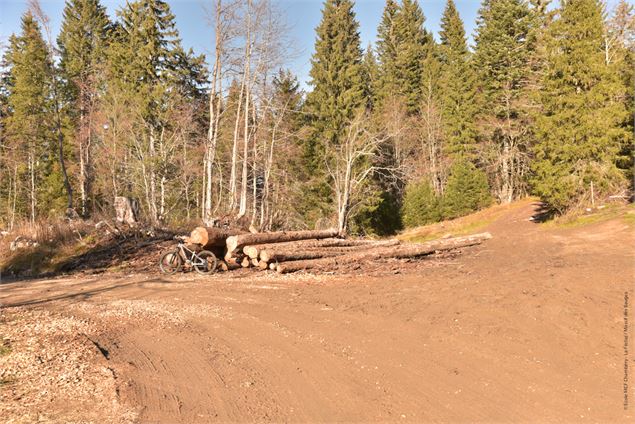 pas de balisage prendre à gauche - école de VTT La Féclaz - Massif des Bauges