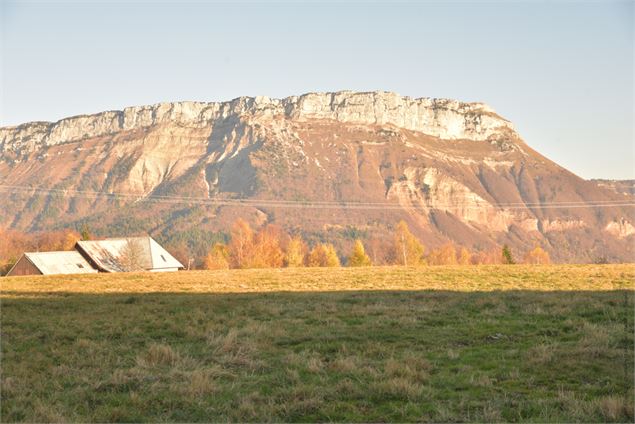 retour vue sur le Margériaz - école de VTT La Féclaz - Massif des Bauges