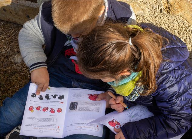 carnet de jeu Gorgie pour les enfants à Pérouges - Vincent Gaullier & Marilou Perino