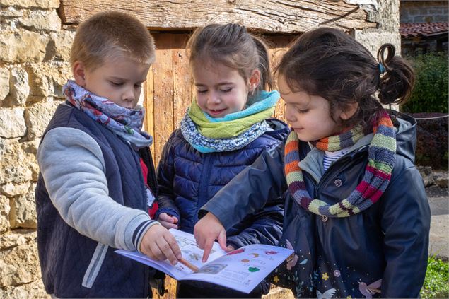 livrets de jeu pour les enfants à la cité médiévale de Pérouges - Vincent Gaullier & Marilou Perino