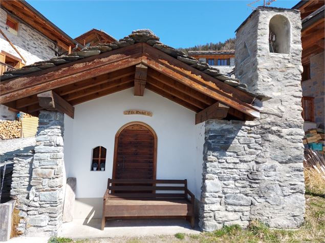 Chapelle St Michel et son banc - Anne Marmottan