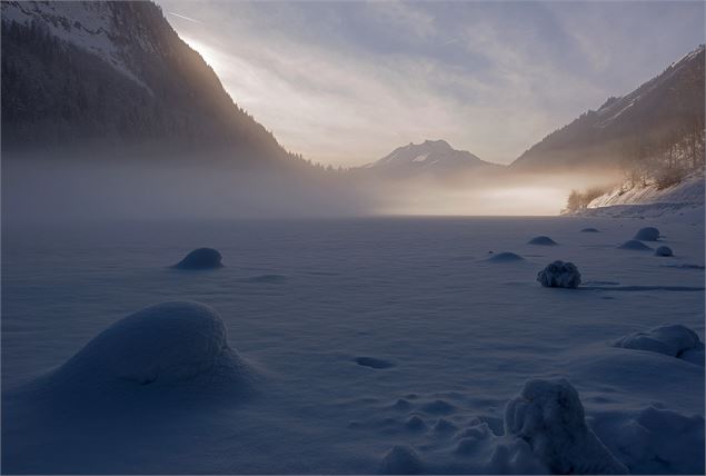 Lac de Montriond en hiver - Yvan Tisseyre/OT Vallée d'Aulps