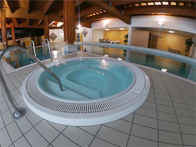 Jacuzzi de la piscine du Parc de Loisirs des Glières à Val Cenis Lanslevillard - Piscine Glières