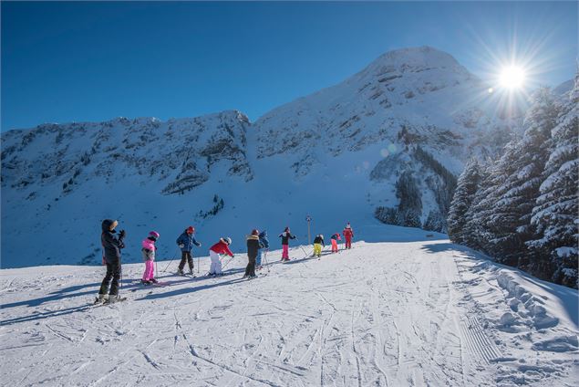 Cours de ski enfants au sommet de la Combe de Graydon - Yvan Tisseyre / OT Vallée d'Aulps