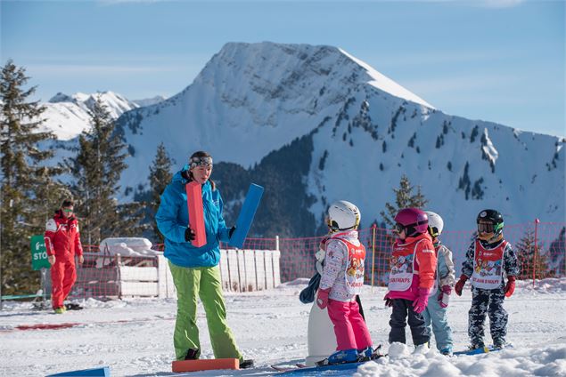 Jardin d'enfants et montagne de Nantaux en arrière plan - Yvan Tisseyre / OT Vallée d'Aulps