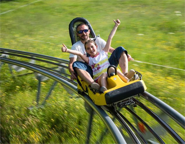 Luge sur rails enfants en été - James Mermillod