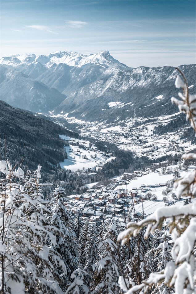 Vue sur la vallée de Thônes et le village de Saint Jean de Sixt - Clément Hudry