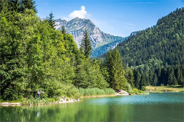 Vue depuis le lac sur le Roc d'Enfer - OT Alpes du Léman - Prépare ta valise