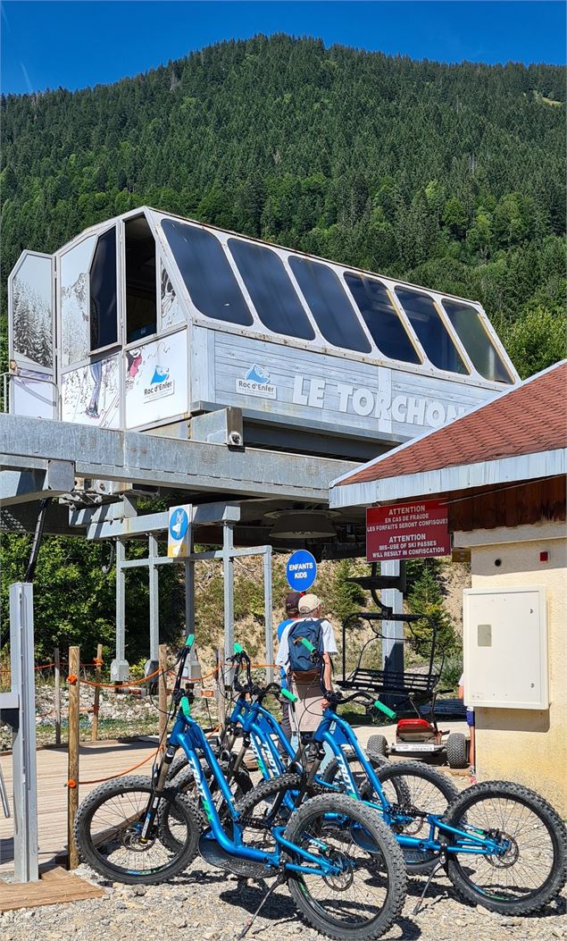 Trottinette de descente au départ du télésiège du Torchon - OT Alpes du Léman - VS