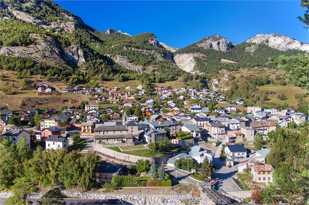 Vue générale été du village - Mairie Avrieux