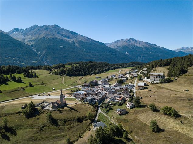 Vue aérienne de Val Cenis Sardières avec  vue sur la point de Longecote - OTHMV - R. Salles