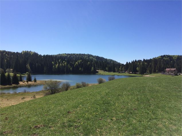 Le lac Genin, une étape du parcours trail Couloir Basset - V.Allard – Haut-Bugey Agglomération