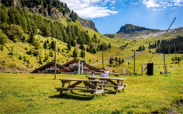 Deux tables de pique-nique non couvertes - OT Flaine-Candice Genard