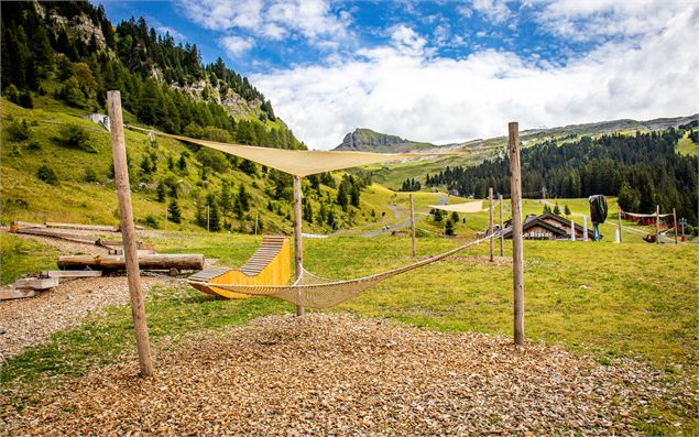 Plusieurs hamacs dispersés sur la zone du Bissac - OT Flaine-Candice Genard