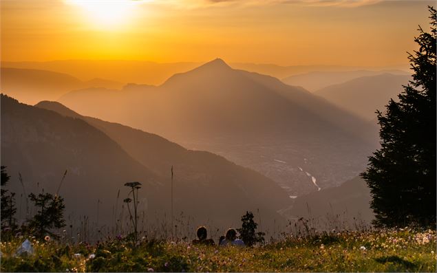 Vue sur la ville de Cluses depuis la table de pique-nique - OT Flaine-Candice Genard