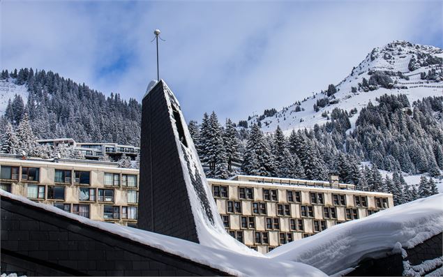 Chapelle Œcuménique à Flaine Forum en Hiver (vue derrière) - OT Flaine-Candice Genard