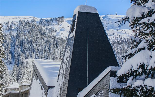 Chapelle Œcuménique à Flaine Forum en Hiver (vue côté) - OT Flaine-Candice Genard