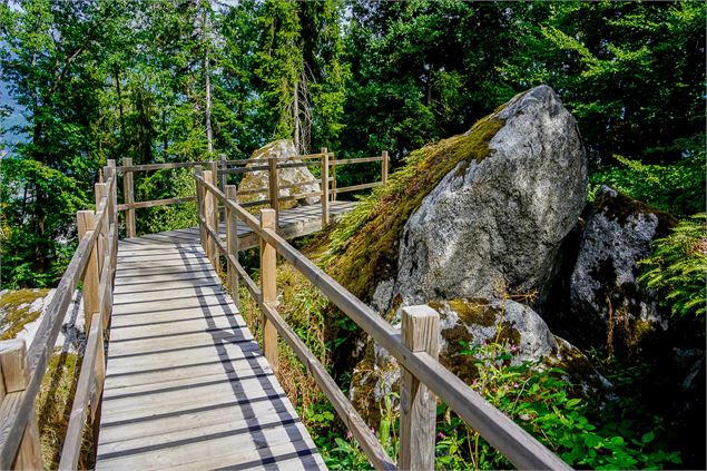 passerelle en bois et bloc de granit - OT Combloux Paul Besson