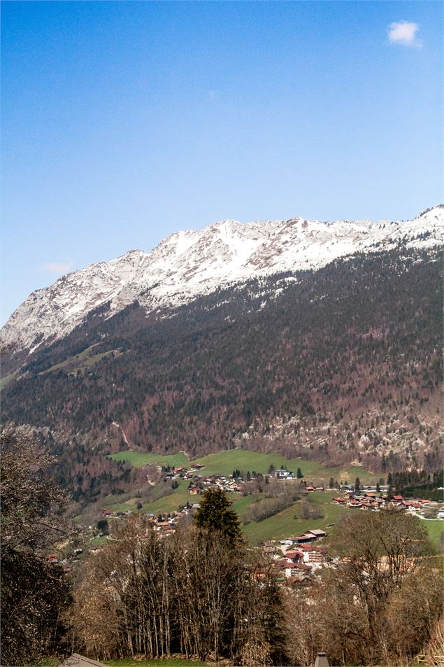 Vue sur le village depuis la montée du Bélier - OT Saint Jean de Sixt