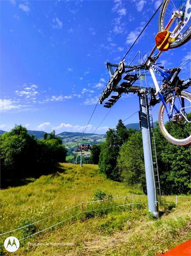 Pylône et porte vélo avec vue sur le village - les Habères