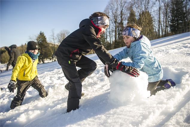 Jeux de neige - TourismeHautBugey©2014_MarcChatelain