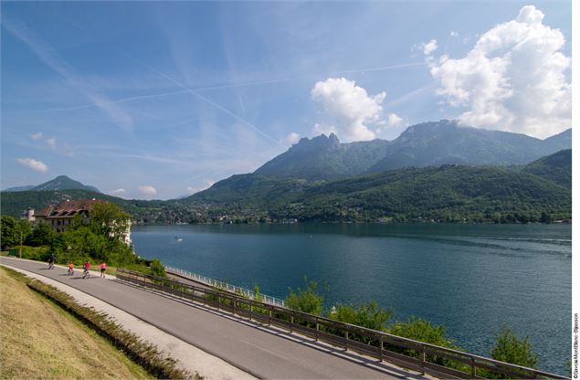 Vélo sur la voie verte autour du lac d'Annecy avec vue sur les Dents de Lanfon et Lanfonnet - Duingt