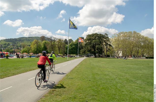 Cyclistes sur piste cyclable du centre ville d'Annecy - Le Pâquier - @SavoieMontBlanc-Bijasson